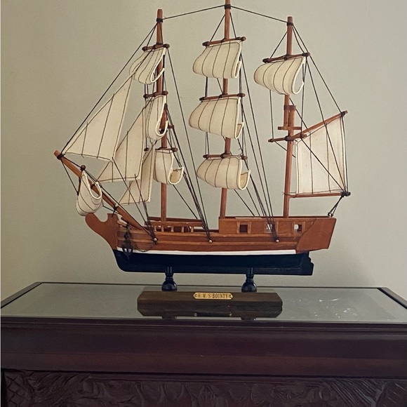 BALEM AND THE BOUNTY SAILING SHIPS - Picture 3 of 4